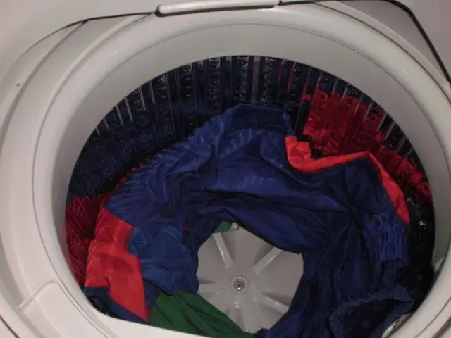 用洗衣机时衣服总缠绕一起?只需简单一招,衣服再也不打结!