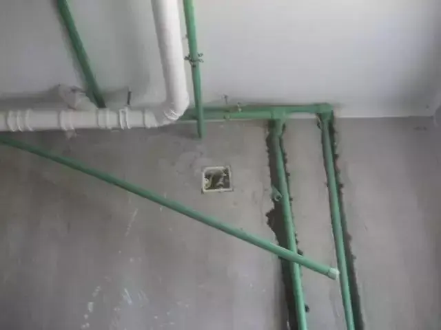 水管到底是走顶还是走地?邻居家的老师傅一不小心就说漏了嘴!