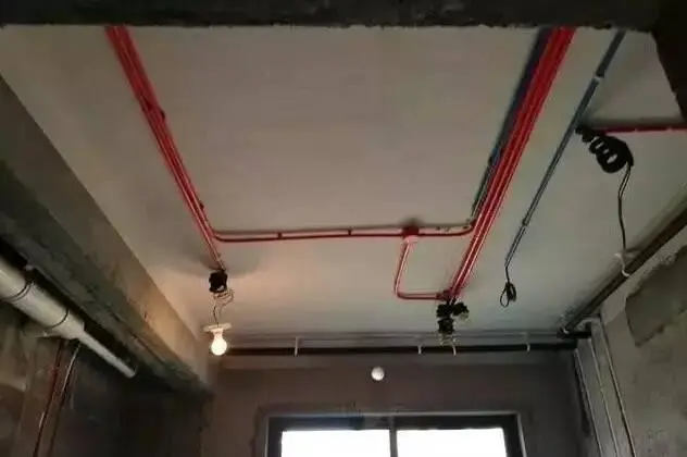 水管到底是走顶还是走地?邻居家的老师傅一不小心就说漏了嘴!