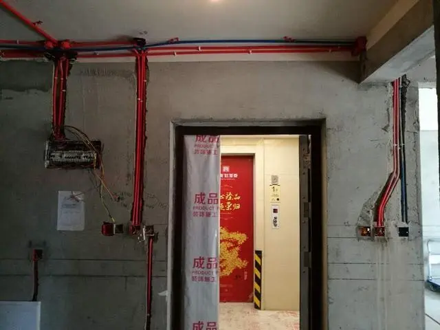 水管到底是走顶还是走地?邻居家的老师傅一不小心就说漏了嘴!